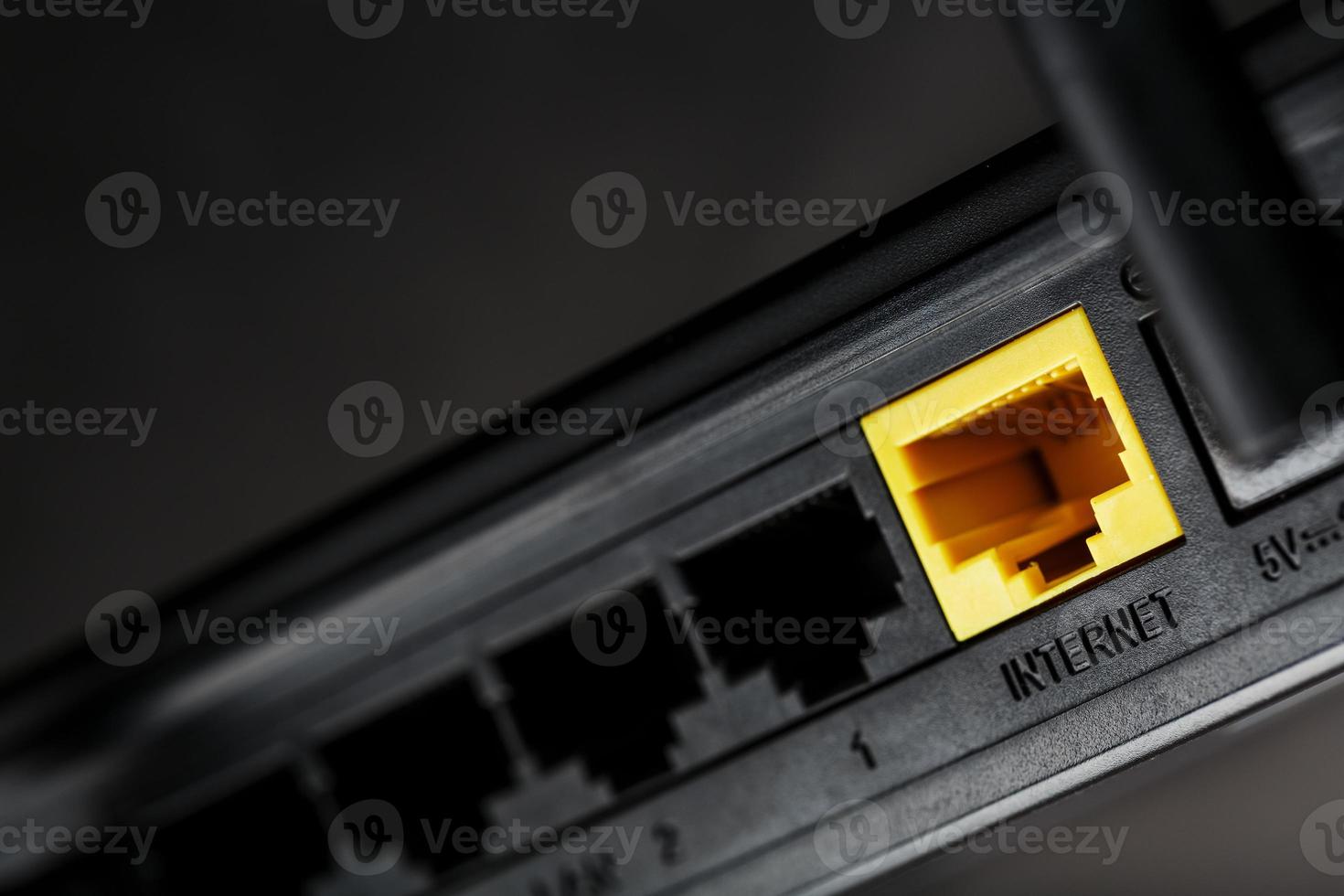 Gelber Internetanschluss für die Verbindung zum Netzwerk, Wi-Fi-Router für den Internetzugang foto