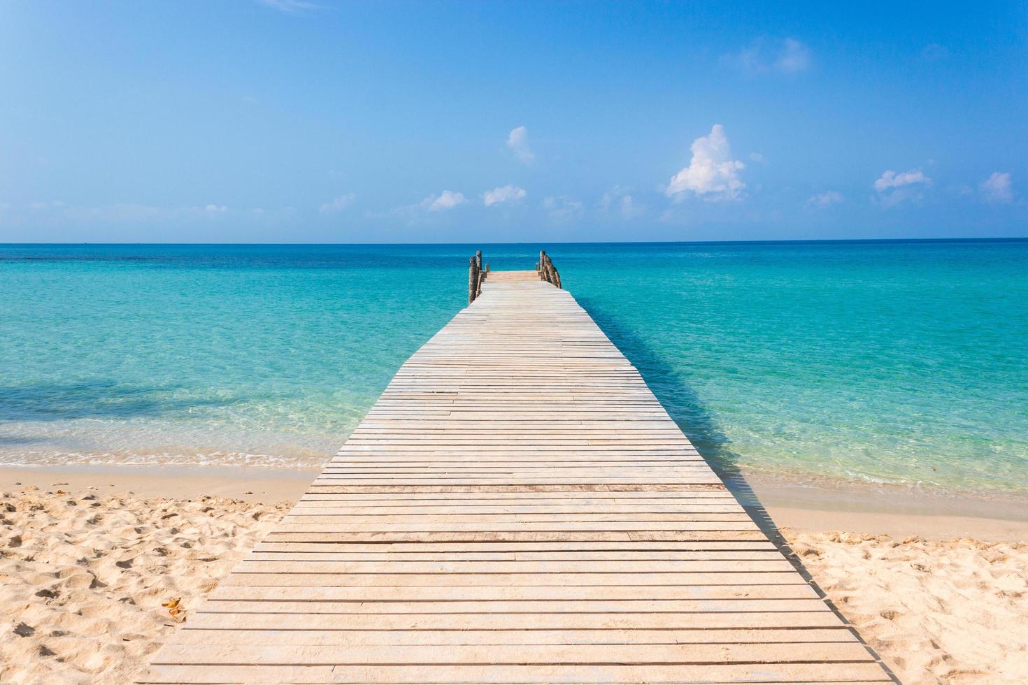 Holzbrücke an einem tropischen Strand foto