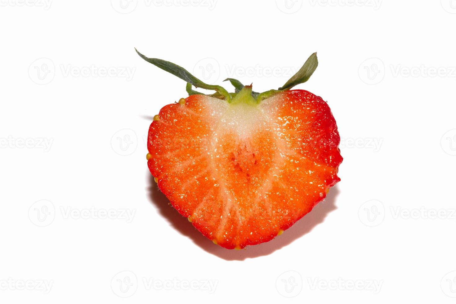 frische leckere halb geschnittene Erdbeere isoliert auf weißem Hintergrund foto
