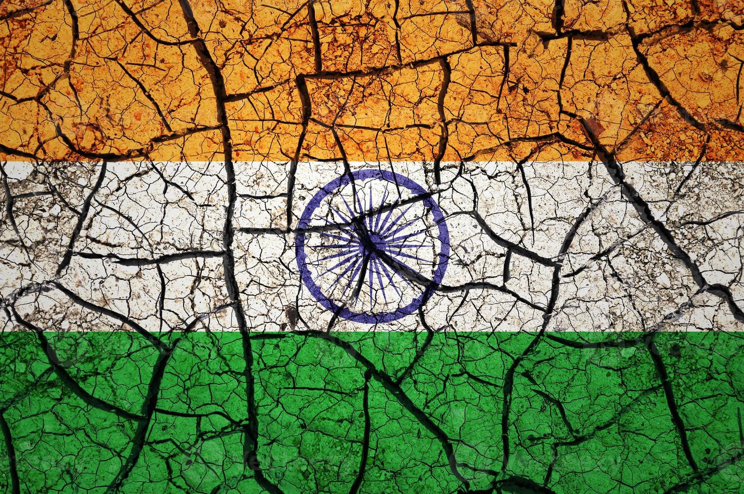 trockenes bodenmuster auf der flagge von indien. land mit dürrekonzept. Wasserproblem. Land der trockenen, rissigen Erde. foto