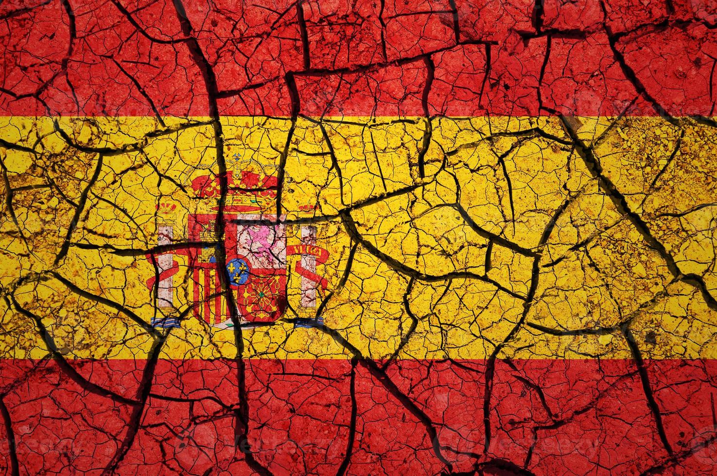 trockenes bodenmuster auf der flagge von spanien. land mit dürrekonzept. Wasserproblem. Land der trockenen, rissigen Erde. foto