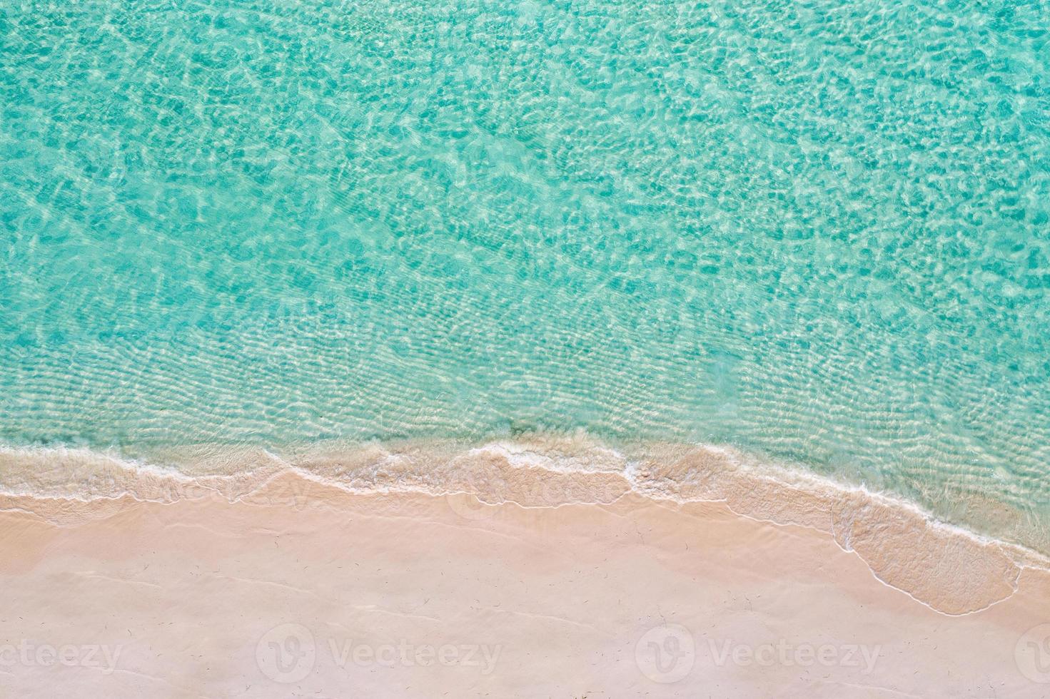 entspannende Luftstrandszene, Sommerferienferien-Vorlagenfahne. Wellen surfen mit erstaunlicher blauer Ozeanlagune, Meeresküste, Küste. perfekte luftdrohne draufsicht. friedlicher heller Strand, Meer foto