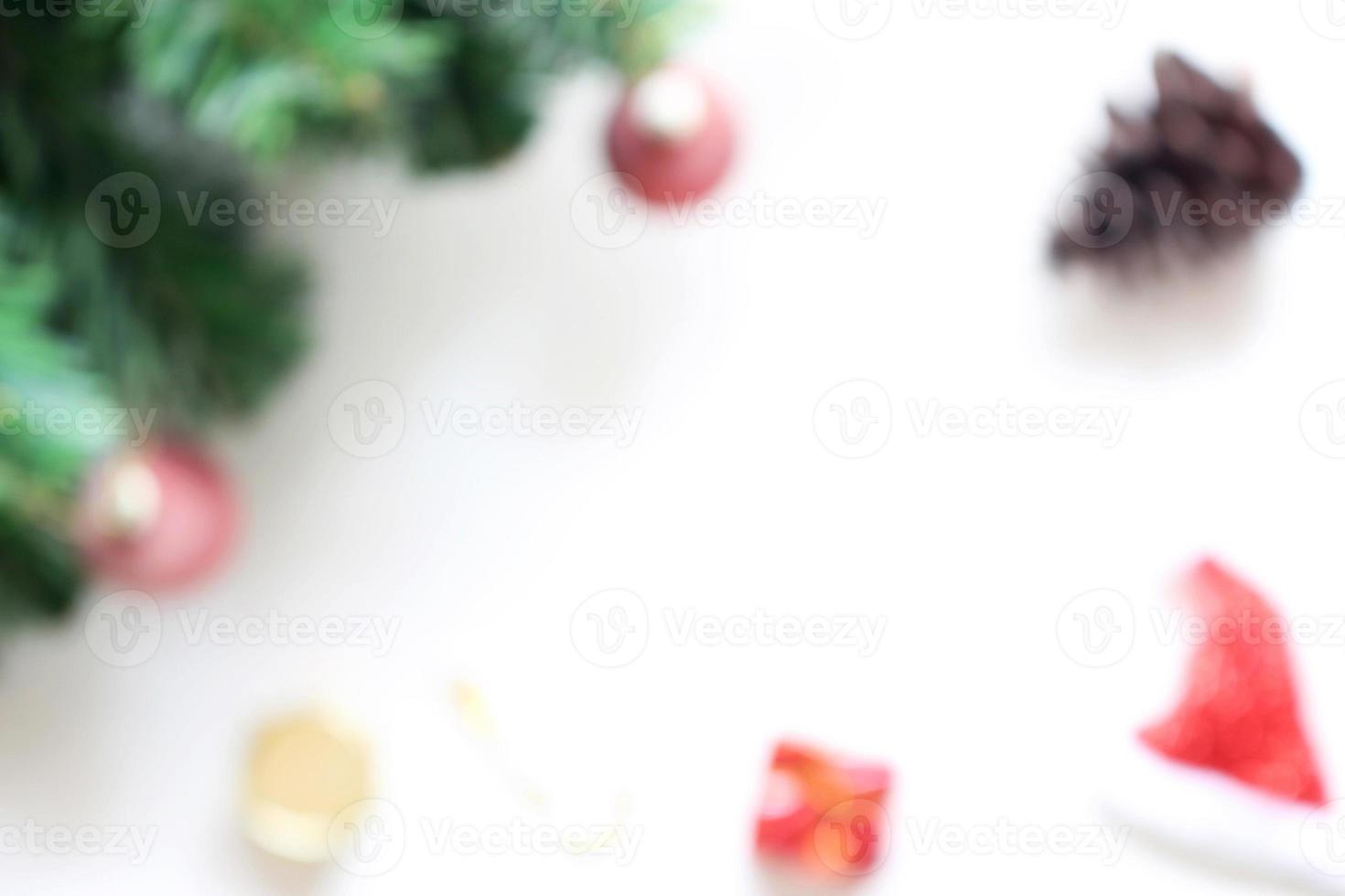 unscharfer weihnachtsbaum mit dekorationen ball und box geschenk auf weißem hintergrund foto