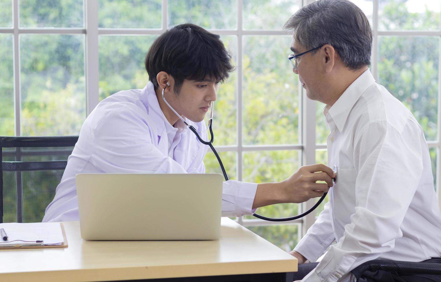 Arzt untersucht den Patienten foto