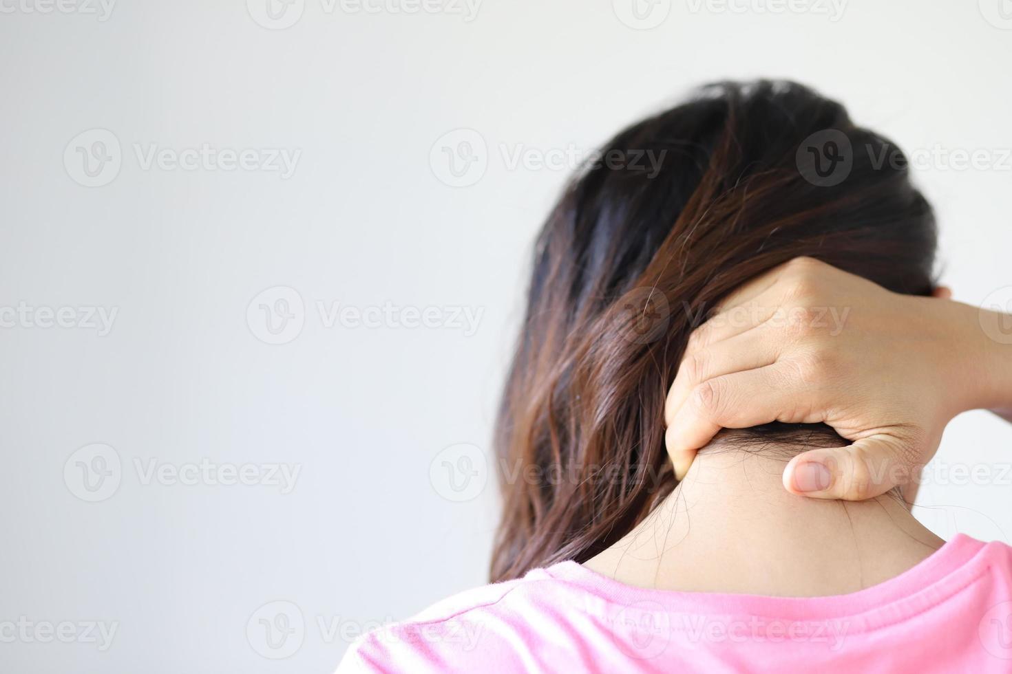 Frauen haben laut Gesundheitskonzept des Parks Schmerzen in der Schulter. foto