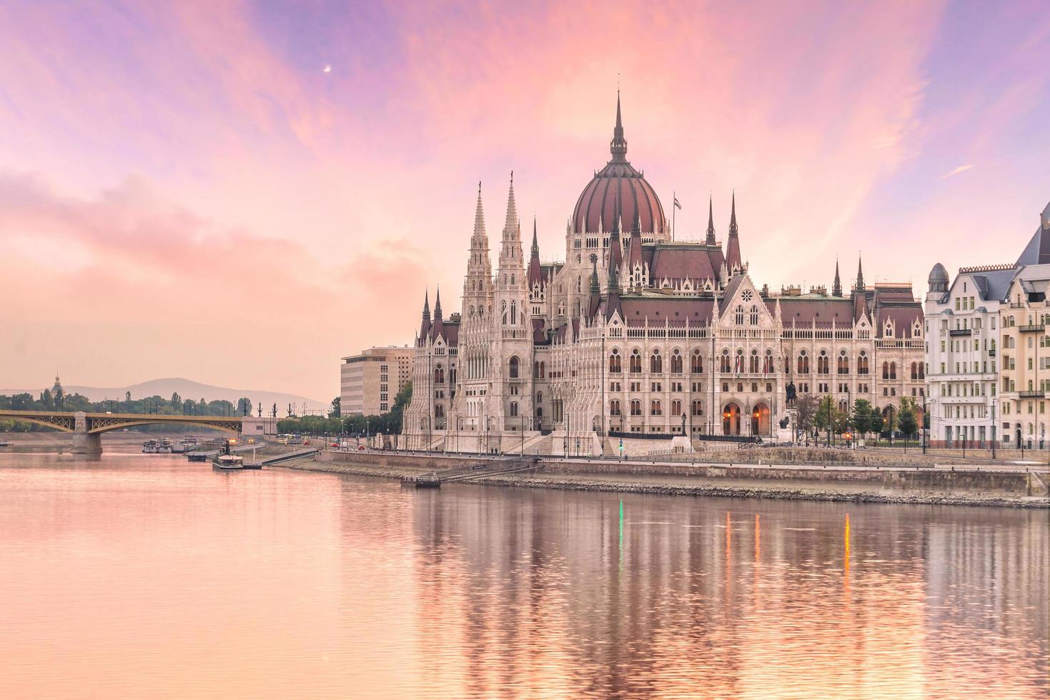Parlamentsgebäude über Donau in Budapest foto