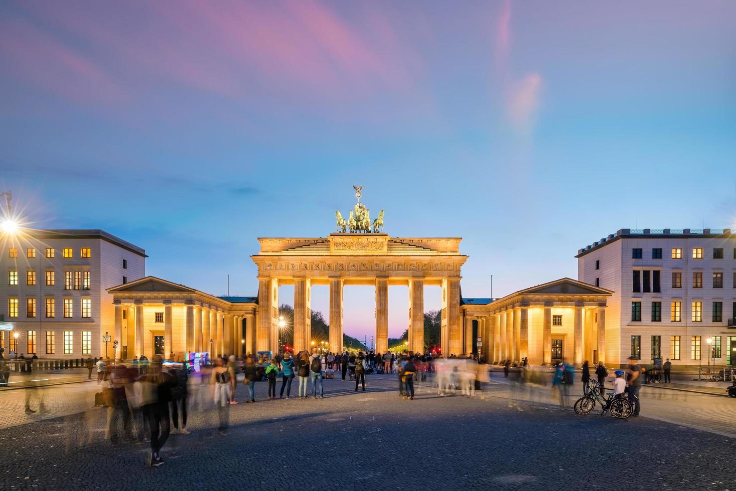 das brandenburger tor in berlin bei nacht foto