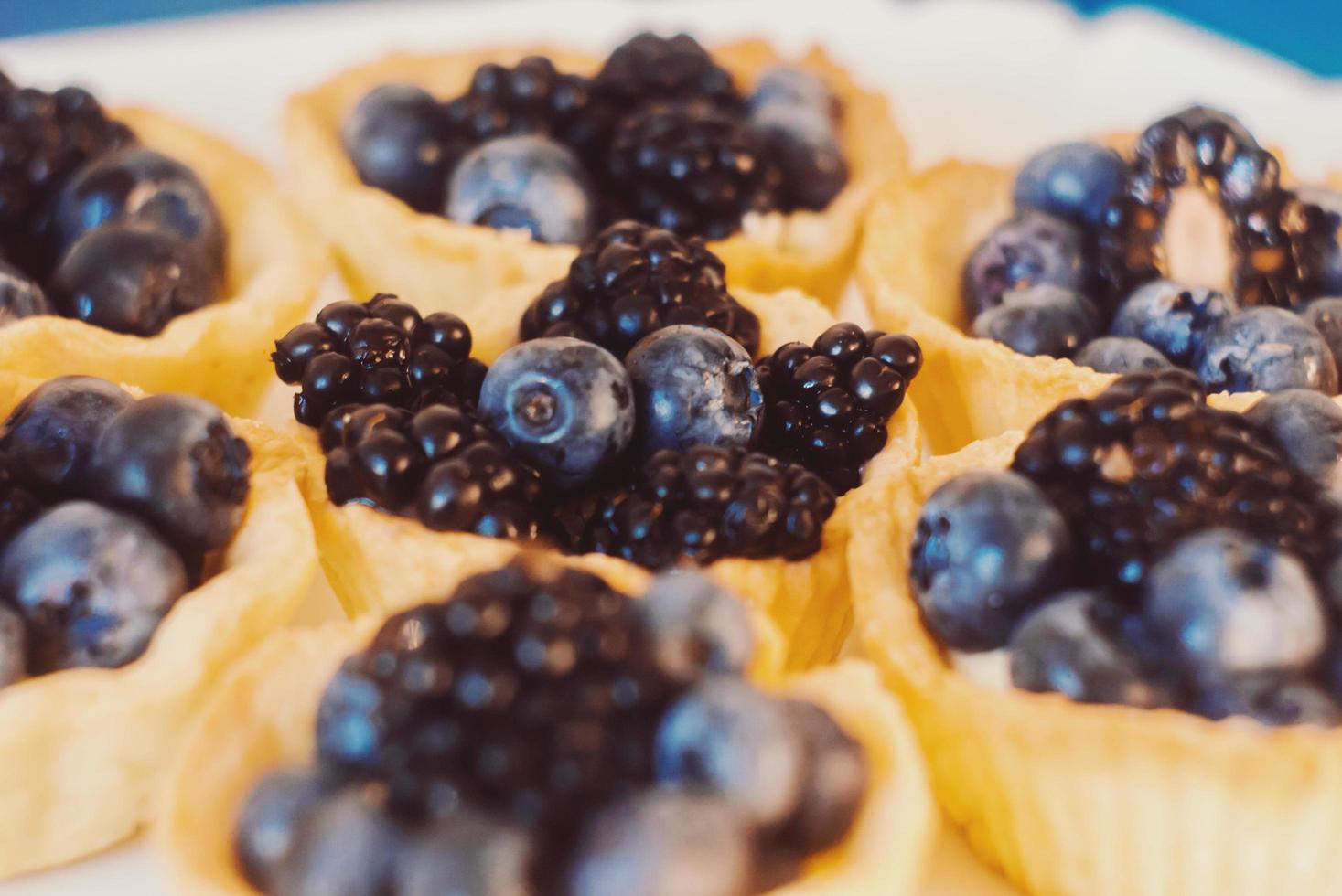 gesundes einfaches Dessert - kleine Törtchen mit Brombeeren foto