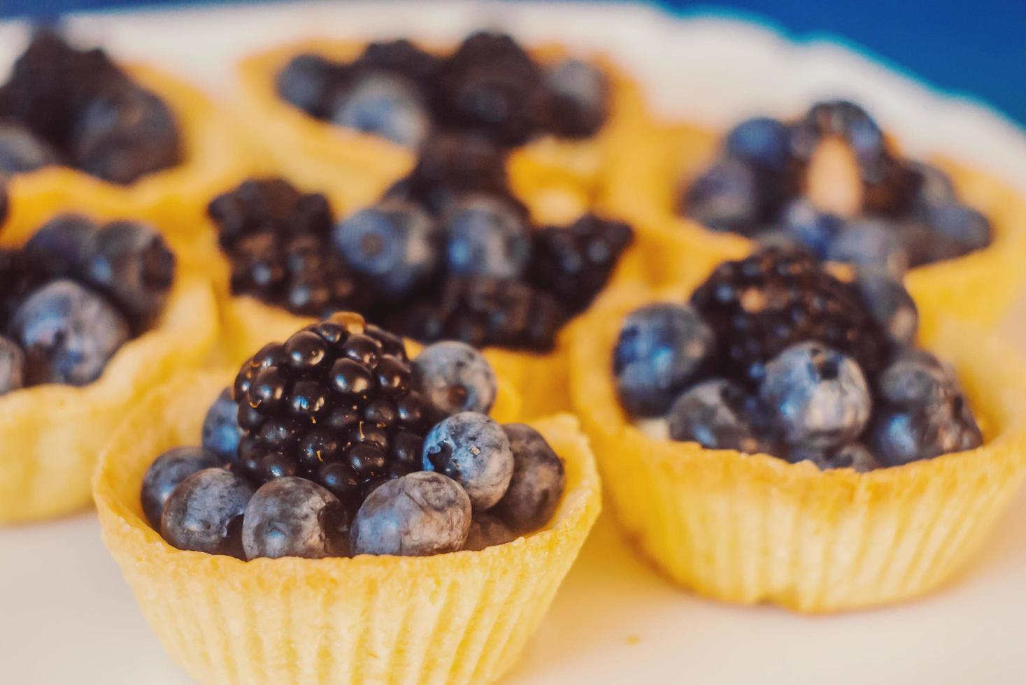 kleine Torten mit Brombeeren und Blaubeeren foto