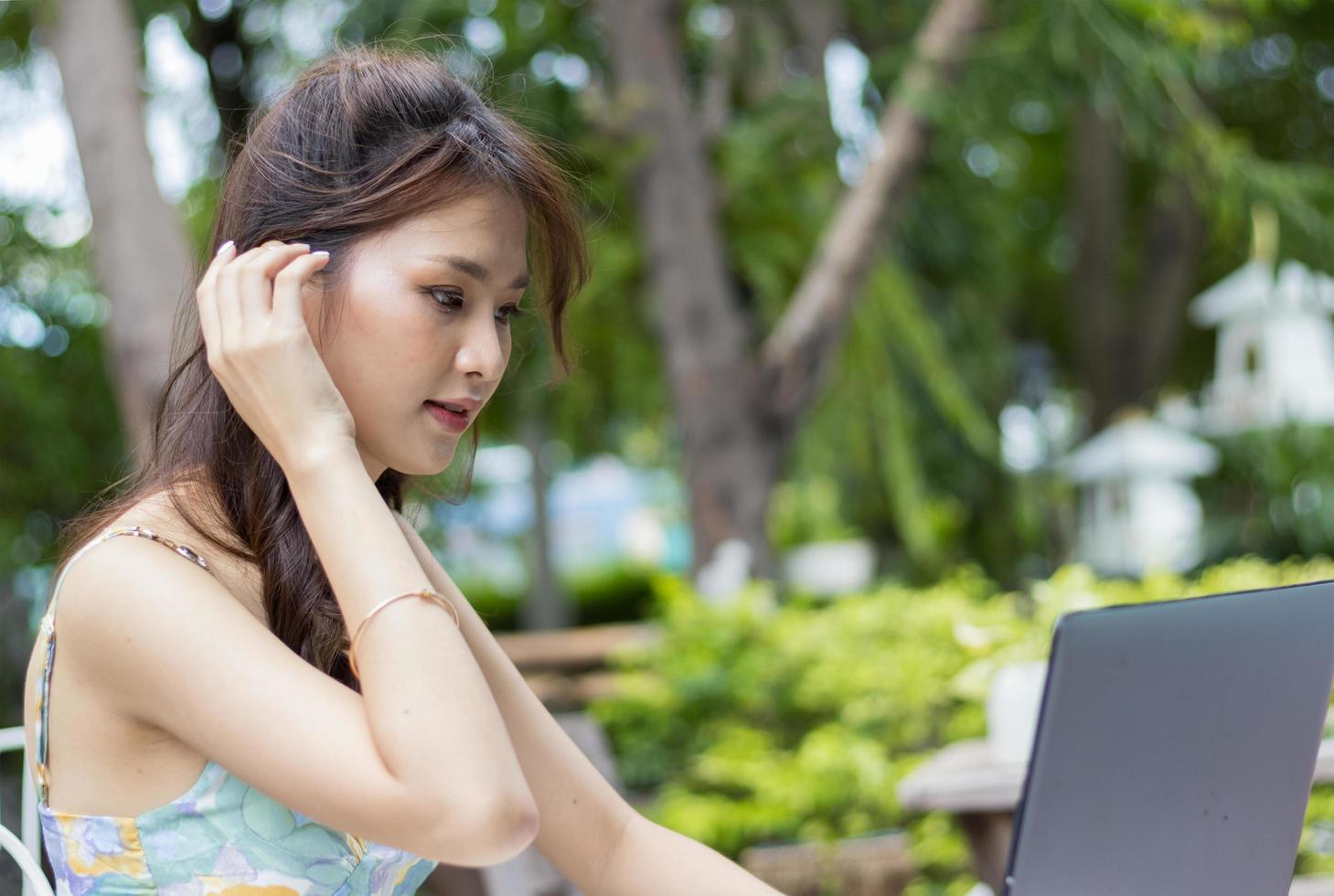 asiatische Frau mit Laptop foto