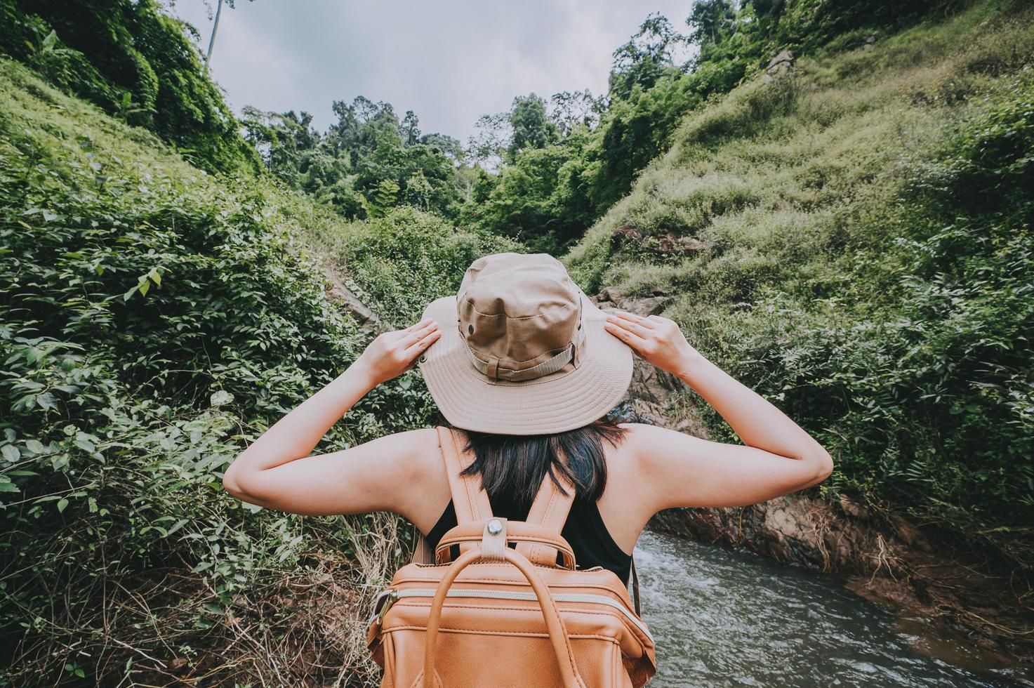 Frau, die Natur auf einer Wanderung genießt foto