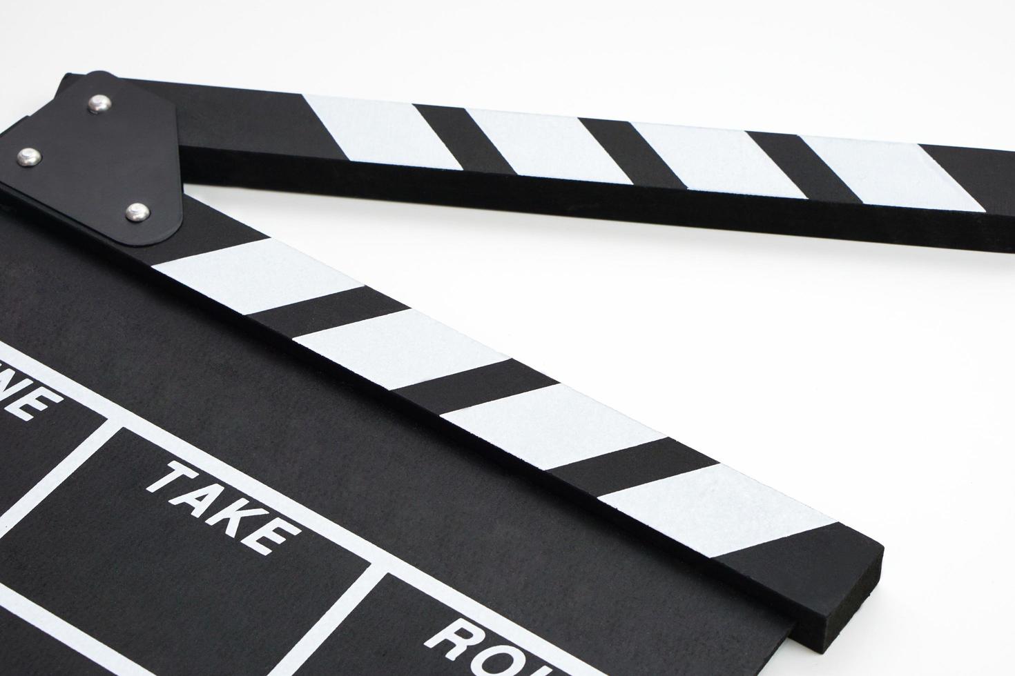 clapperboard oder filmschieferschwarze farbe auf weißem hintergrund. Kinoindustrie, Videoproduktion und Filmkonzept. foto