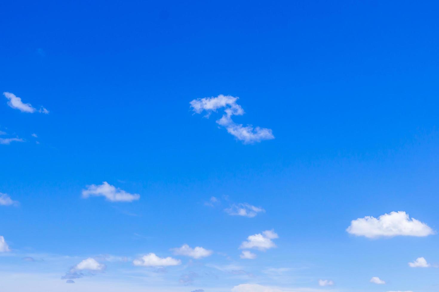 blauer himmel in weißer wolke klare sicht für hintergrund und textur foto
