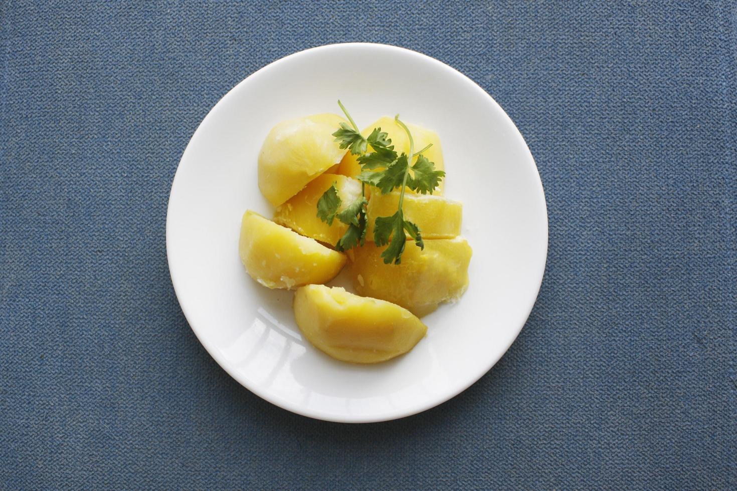 Teller mit Salzkartoffeln foto