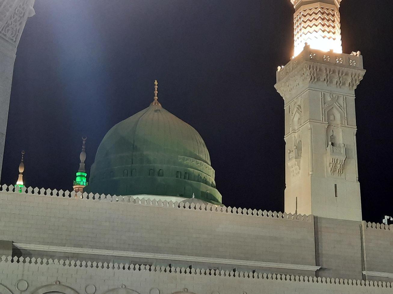 medina, saudi-arabien, oktober 2022 - schöne aussicht auf masjid al nabawi madinah in nachtlichtern. Masjid al Nabawi Medina präsentiert eine sehr schöne Szene in den Nachtlichtern. foto