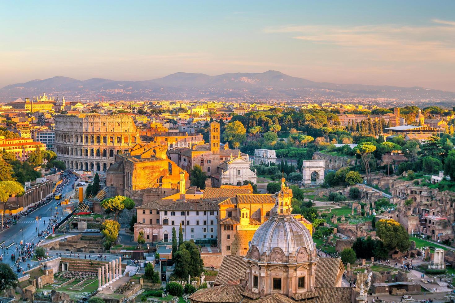 Blick auf das Stadtzentrum von Rom bei Sonnenuntergang foto