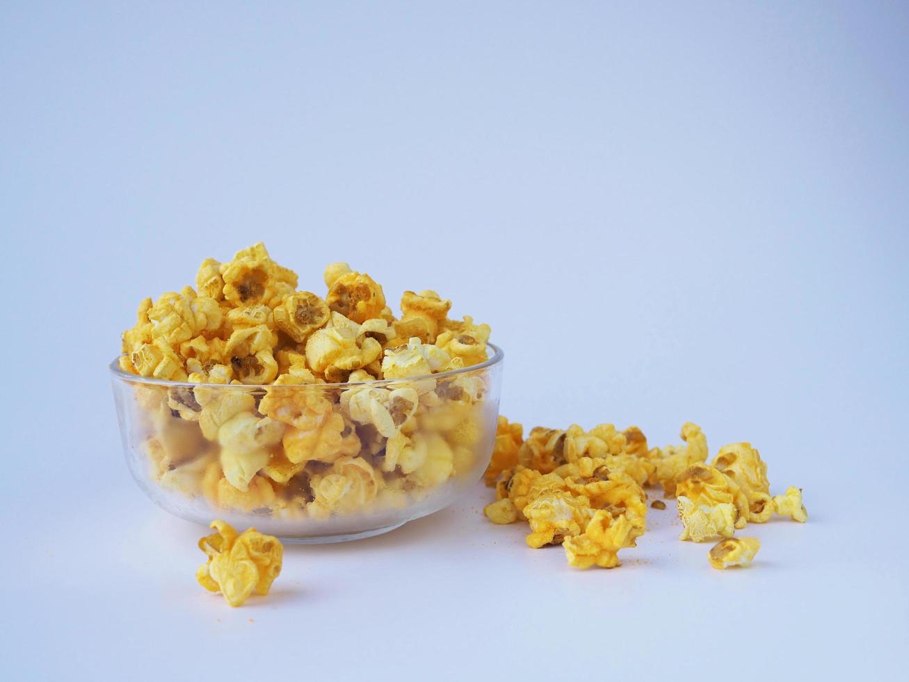 Popcorn in der Schüssel auf weißem Hintergrund. foto
