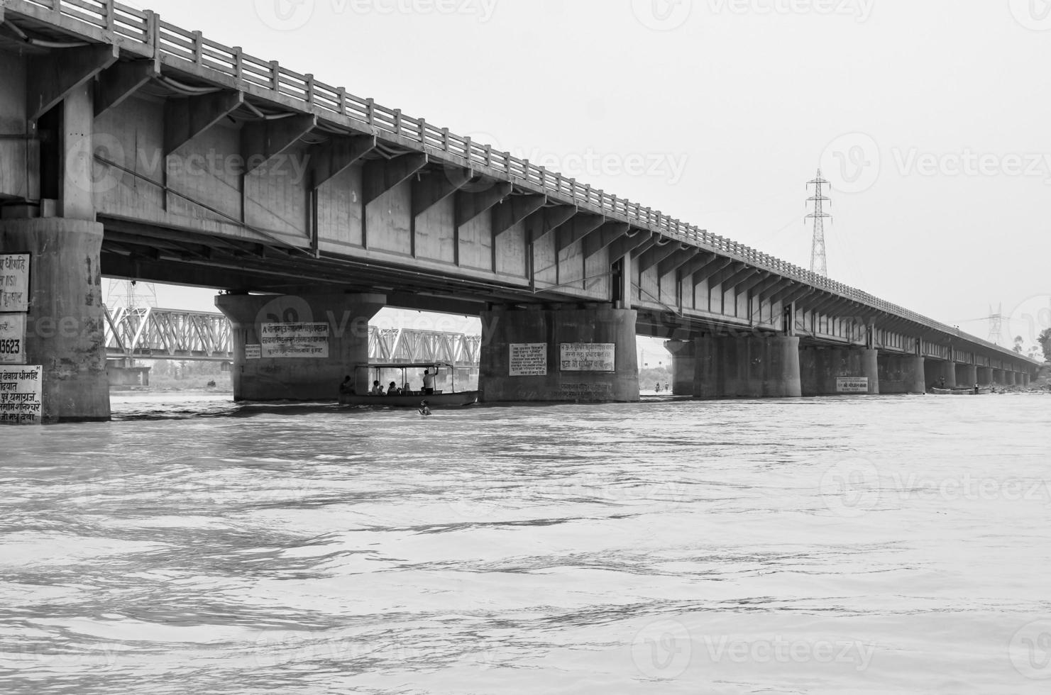 ganga wie gesehen in garh mukteshwar, uttar pradesh, indien, ganga gilt als der heiligste fluss für hindus, blick auf garh ganga brij ghat, der für hindus ein berühmter religiöser ort ist - schwarz und weiß foto