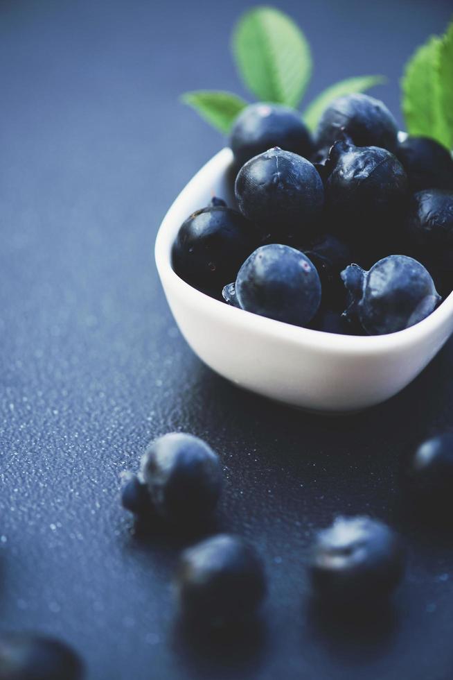 frische Blaubeeren in einer Schüssel foto