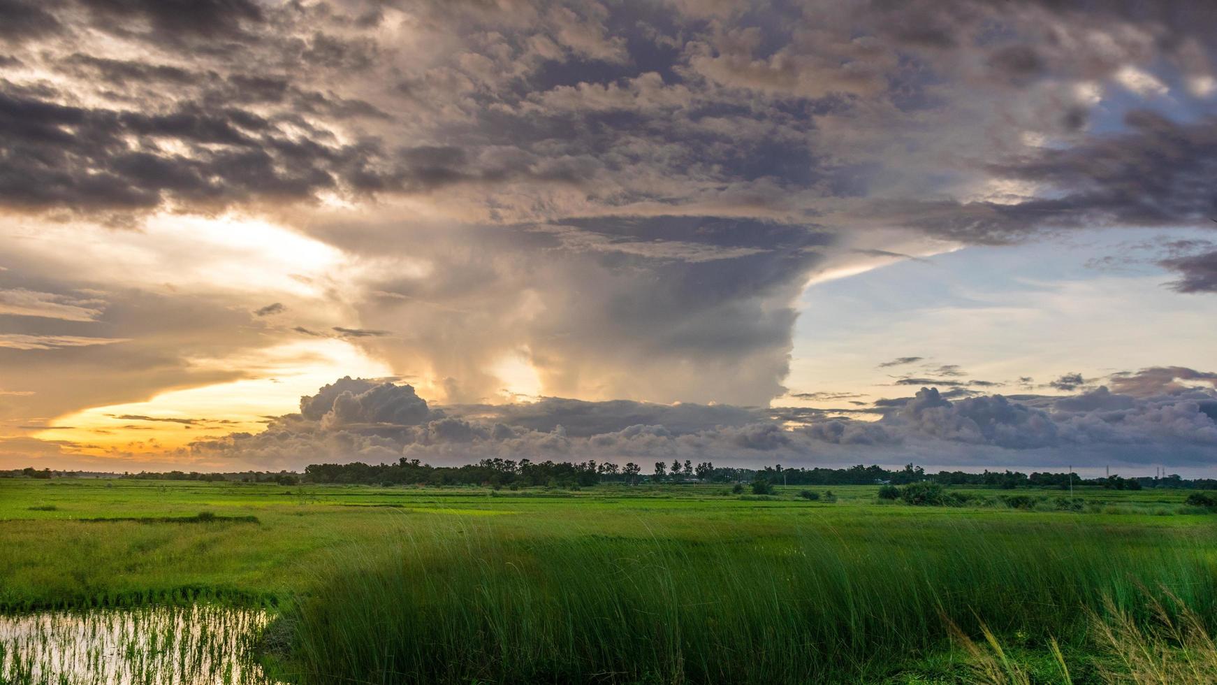 Ambosswolke bei Sonnenuntergang foto