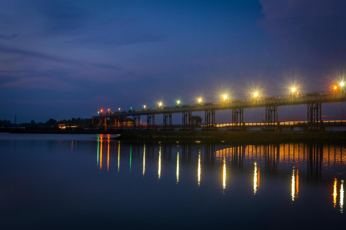 lange Brücke in der Nacht foto