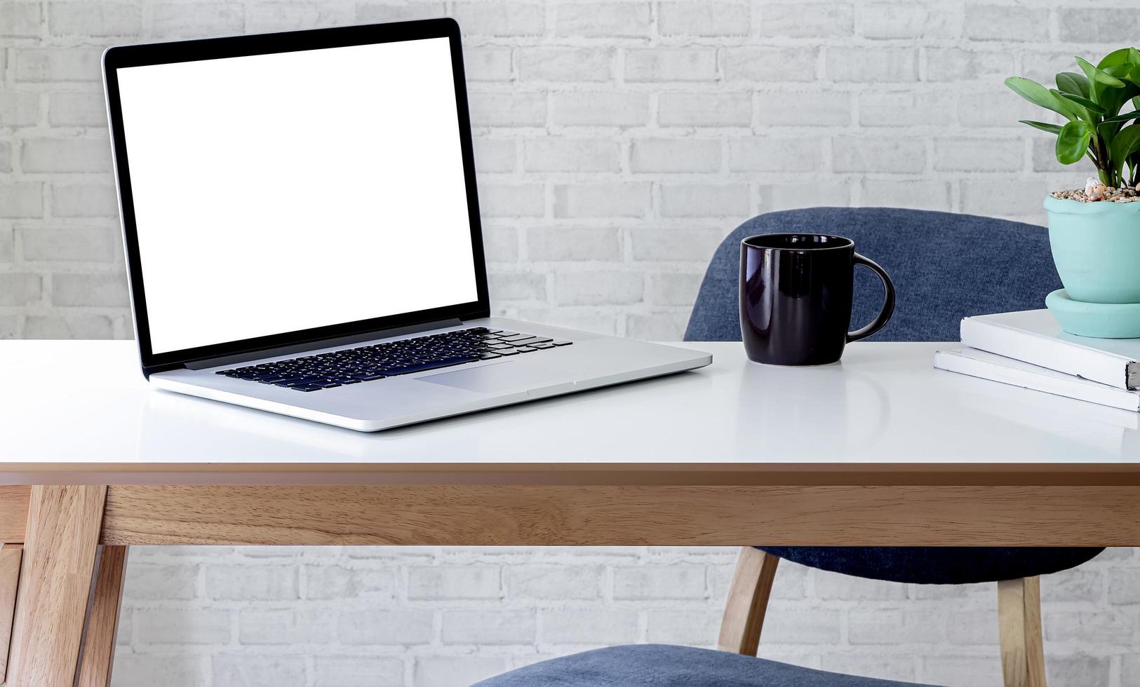 Laptop-Modell auf einem Tisch in einem Büro foto