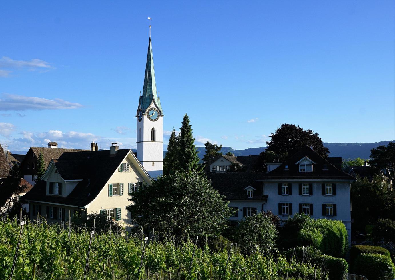 Kirche in einem Dorf foto