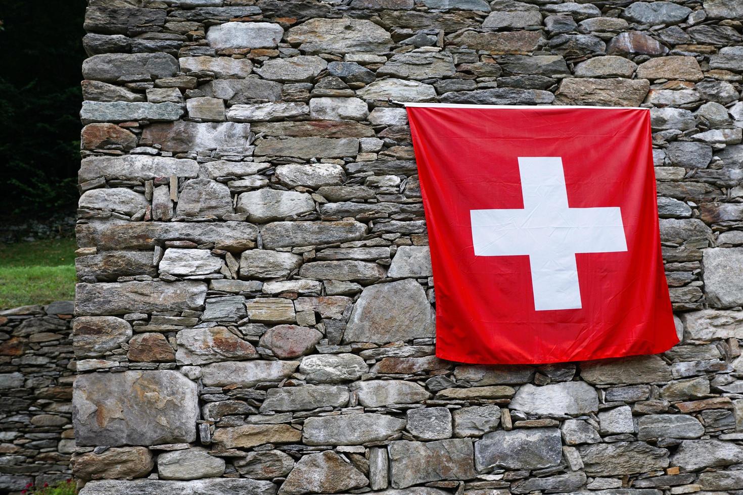Schweizer Flagge an der Wand foto
