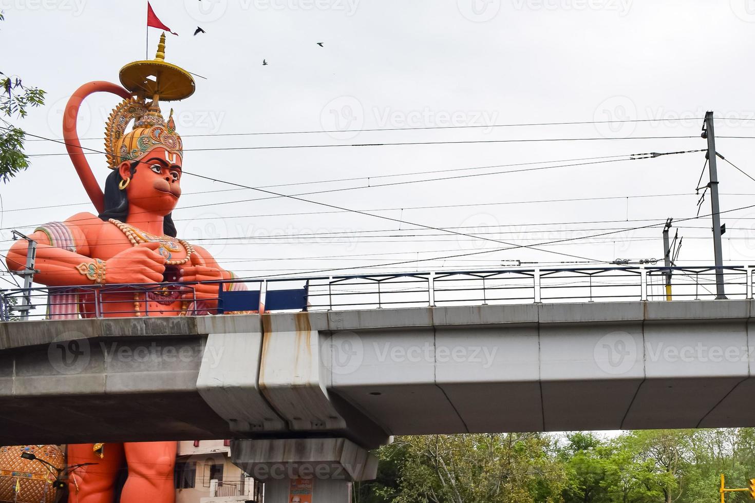 große statue von lord hanuman in der nähe der metro-brücke von delhi in der nähe von karol bagh, delhi, indien, lord hanuman große statue, die den himmel berührt foto