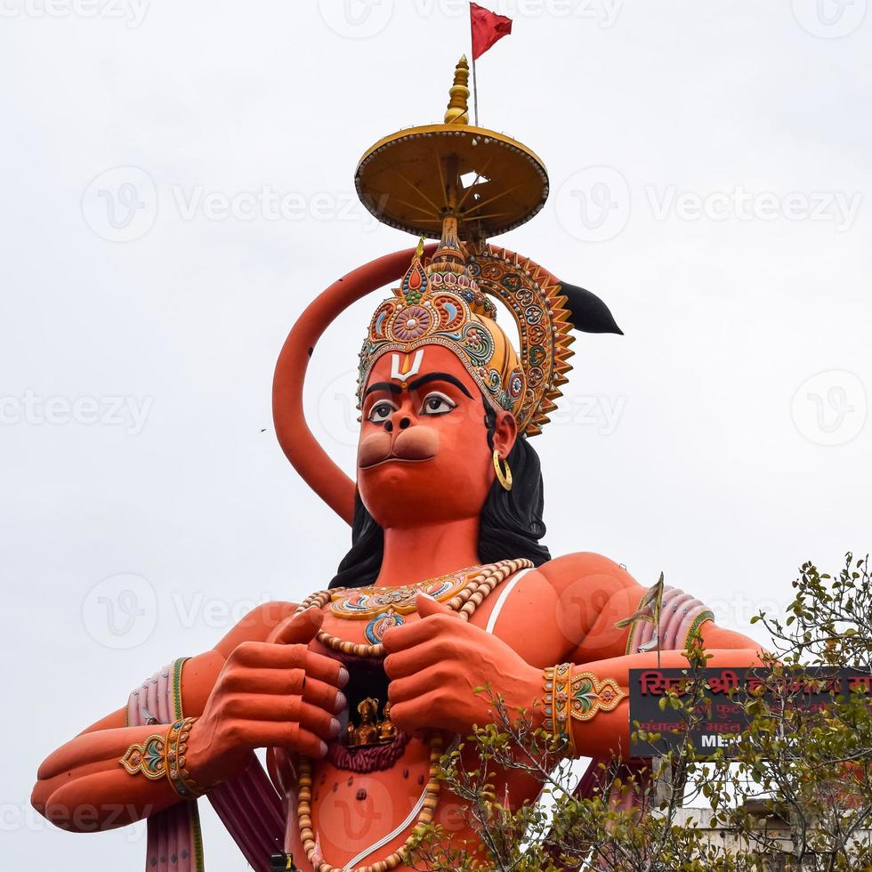 große statue von lord hanuman in der nähe der metro-brücke von delhi in der nähe von karol bagh, delhi, indien, lord hanuman große statue, die den himmel berührt foto