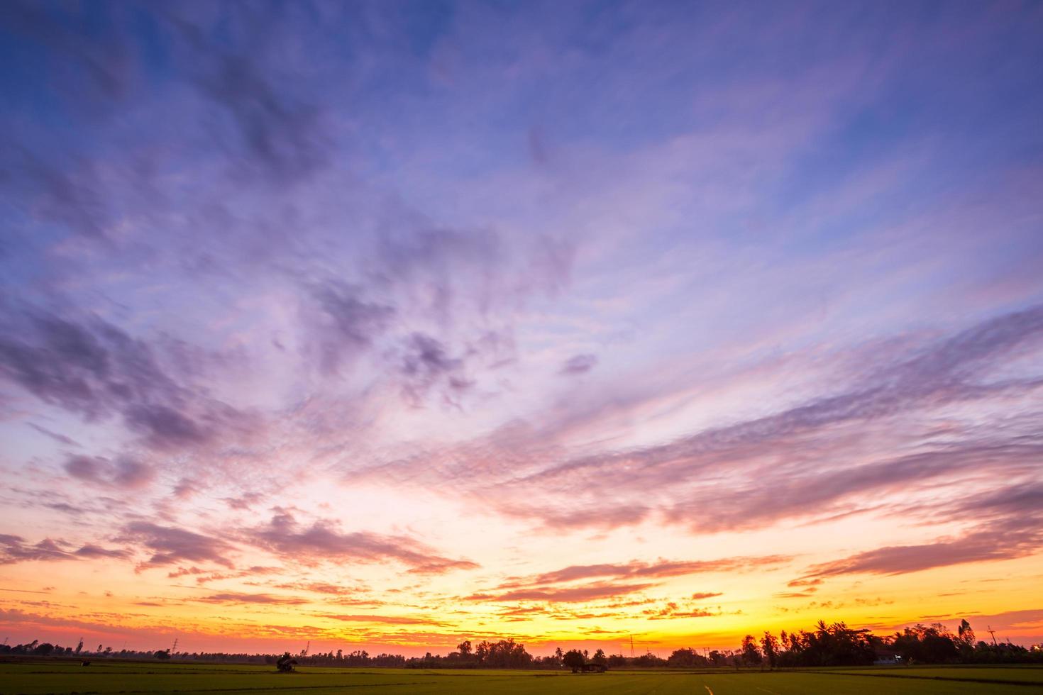 bunter Sonnenuntergangshimmel mit Wolken foto