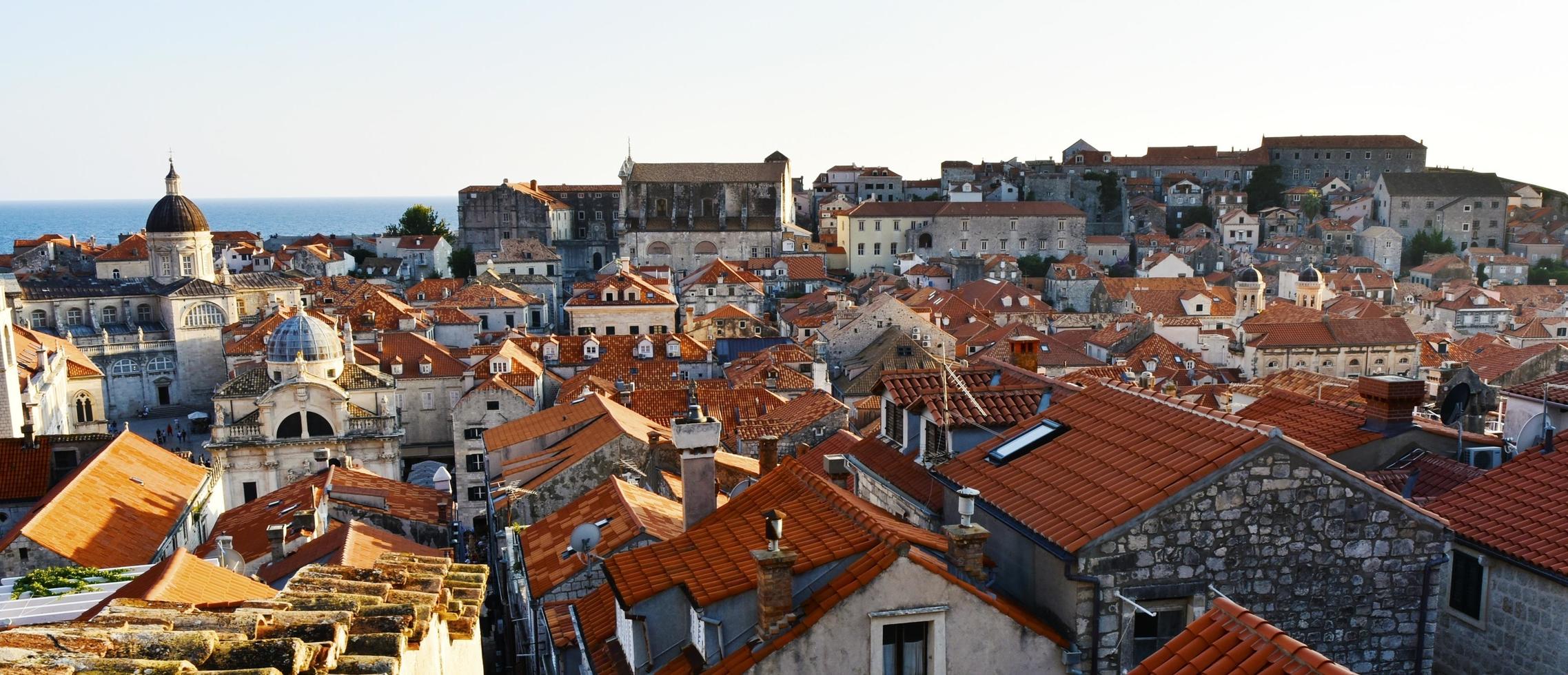 rote Dächer in einer alten Stadt foto