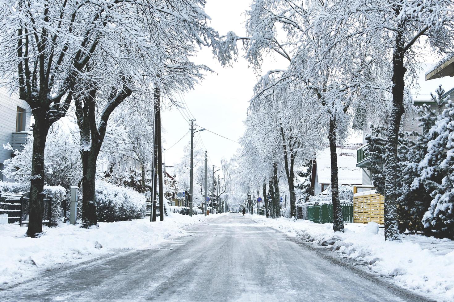 eine schneebedeckte Winterstraße foto