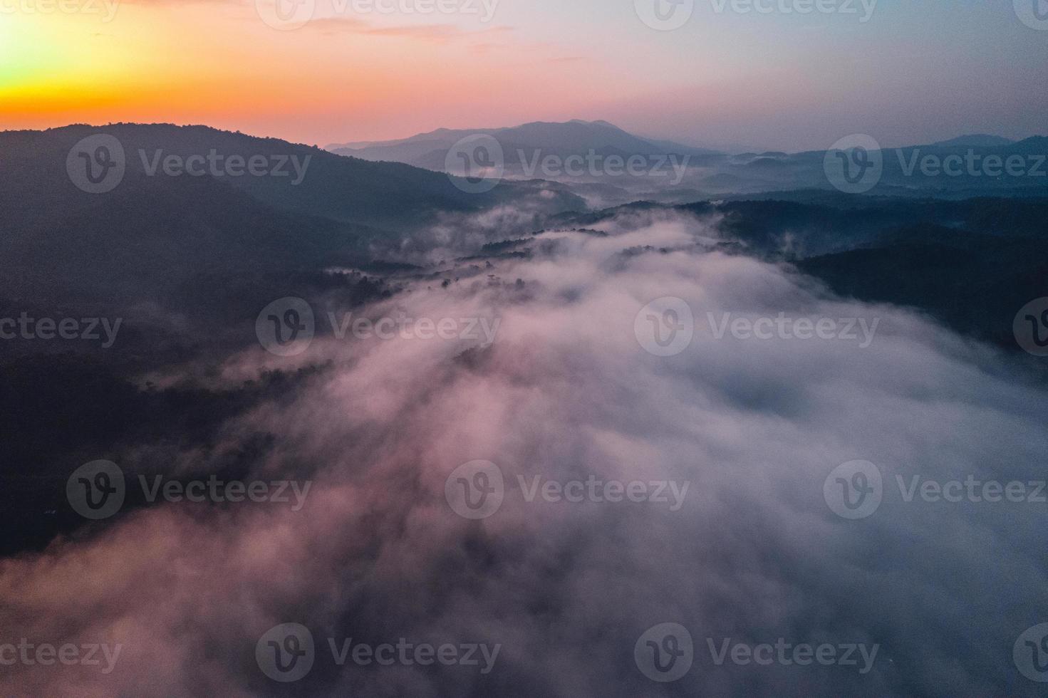 Morgennebel und Wolken im Hügelwald foto