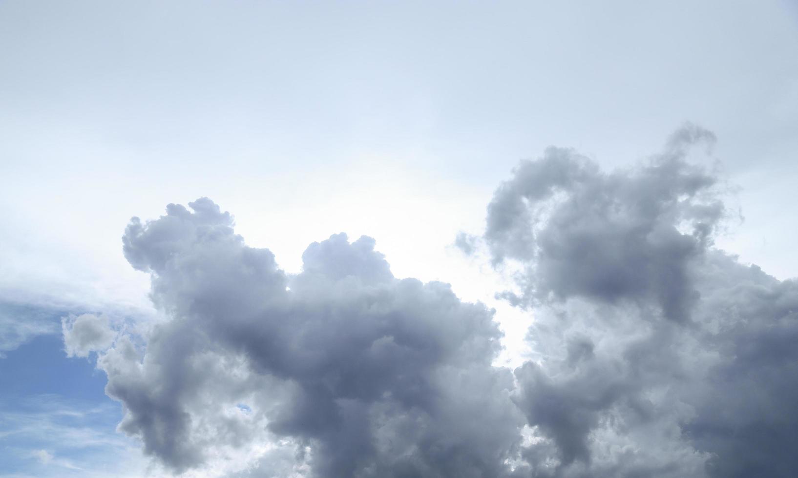 dunkelgraue Wolken in der Regenzeit foto