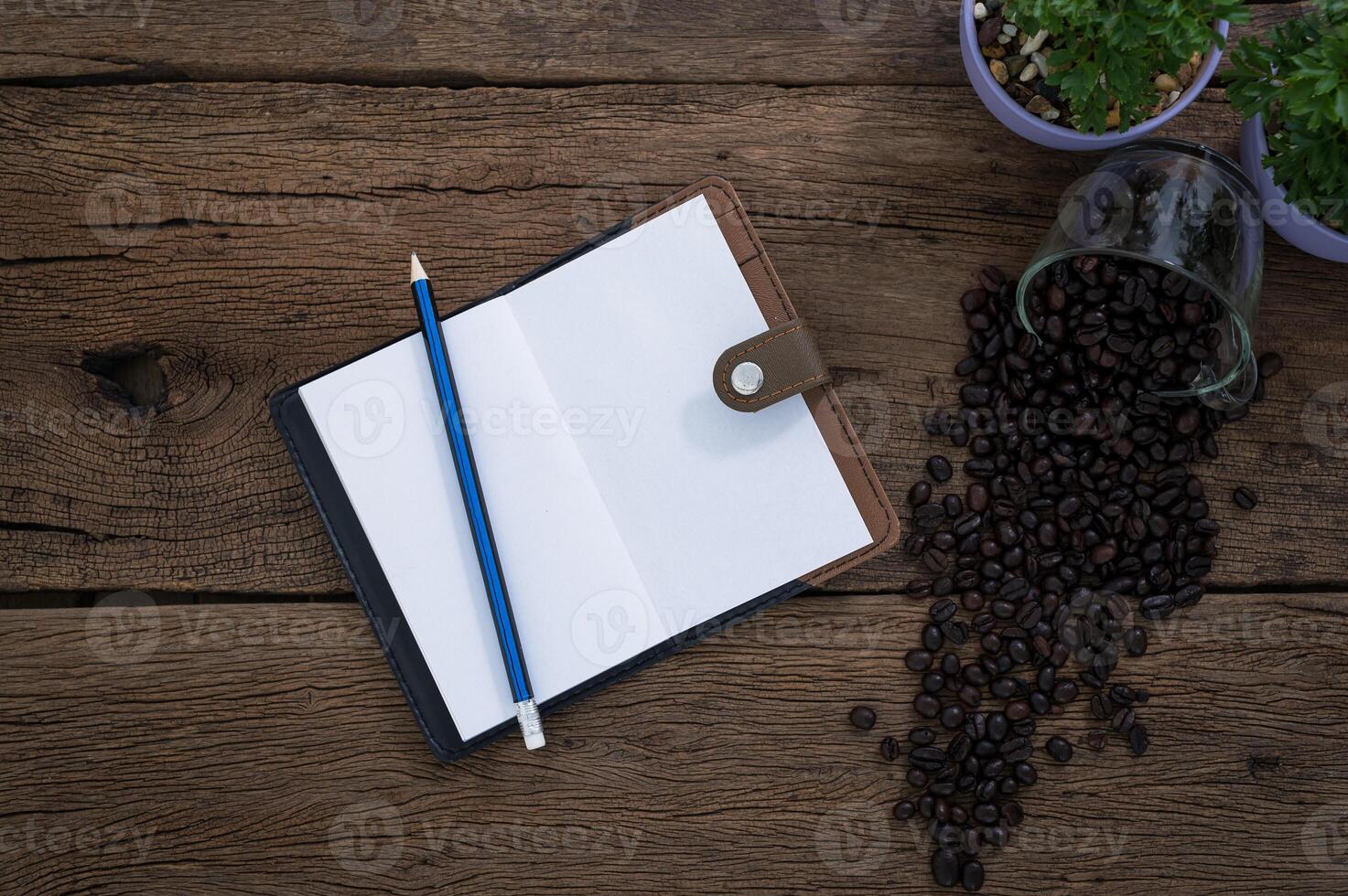 Notizbuch mit Bleistift und Kaffeebohnen foto