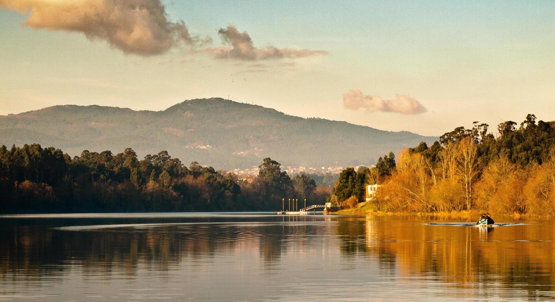 malerischer Fluss Sonnenuntergang foto