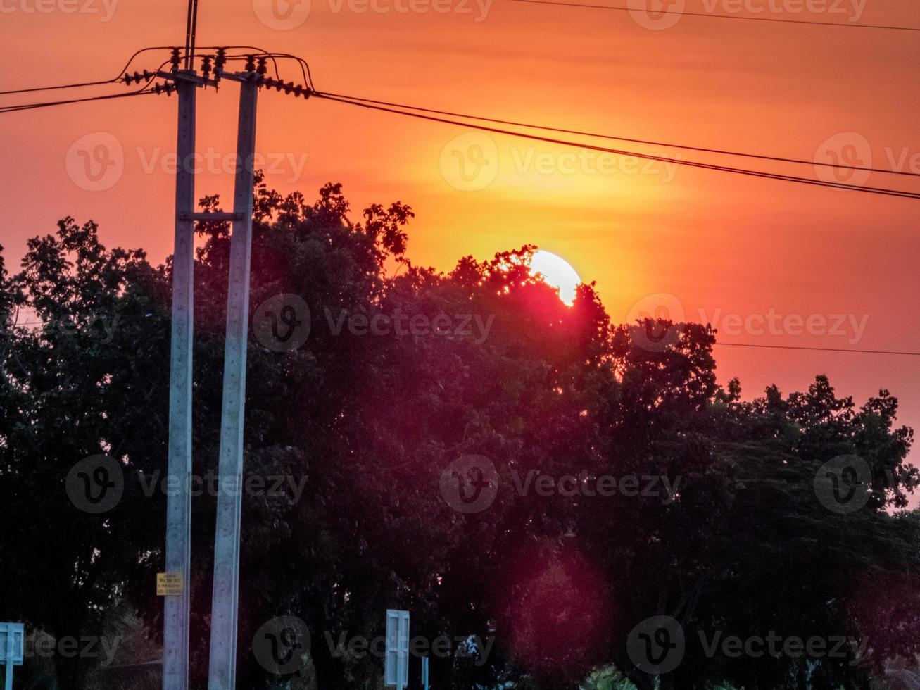 schöner Sonnenuntergang über dem Feld foto