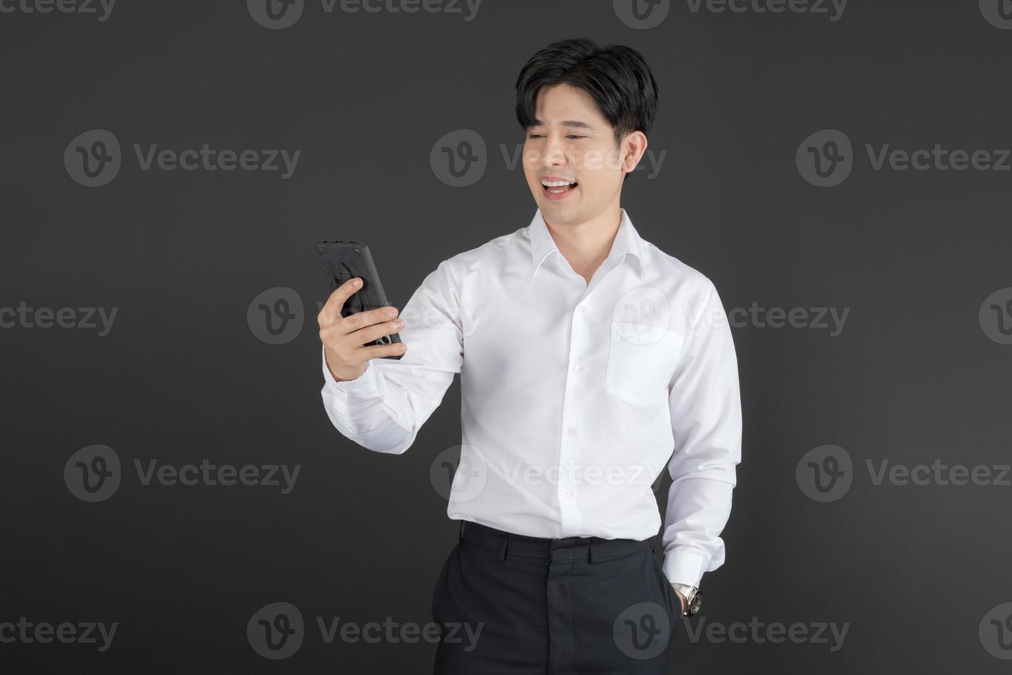 Geschäftsmann trägt weißes Hemd mit Handy. foto