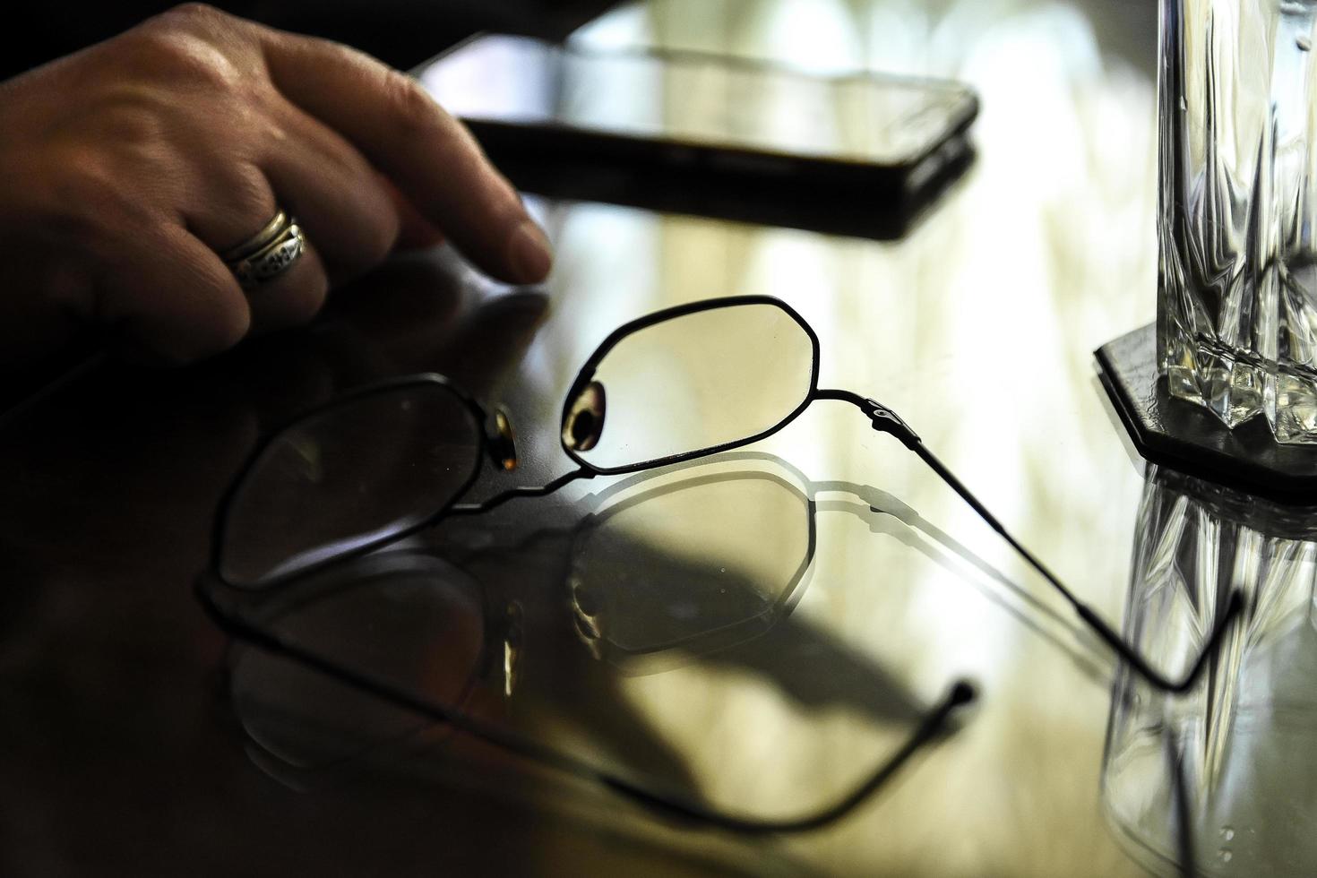 Lesebrille auf einem Tisch foto