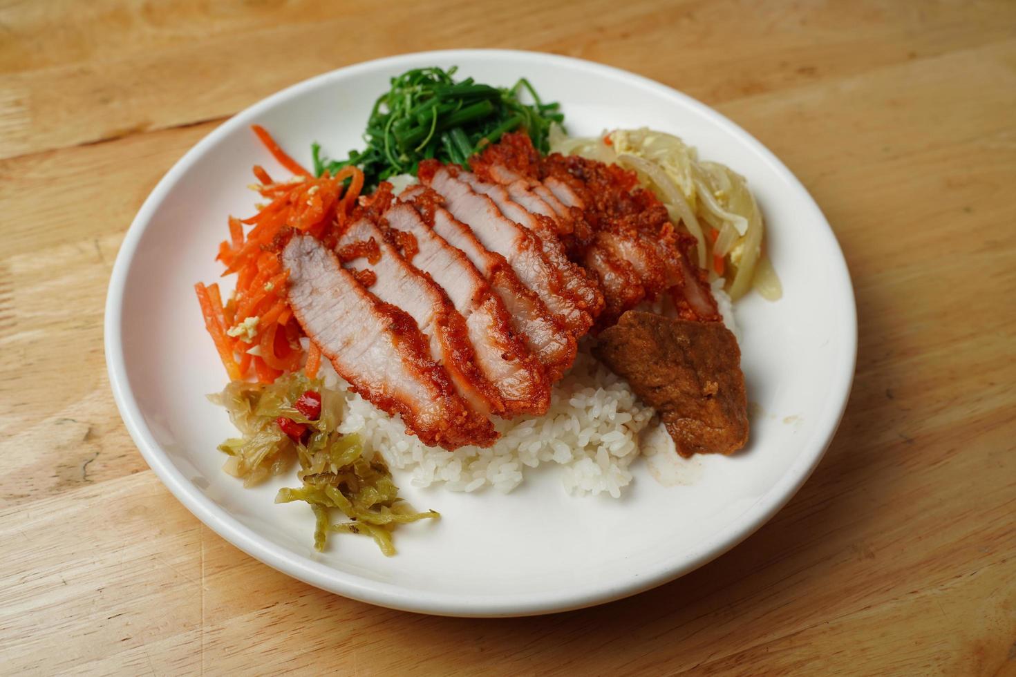 gekochtes Fleisch und Reis mit Gemüse foto