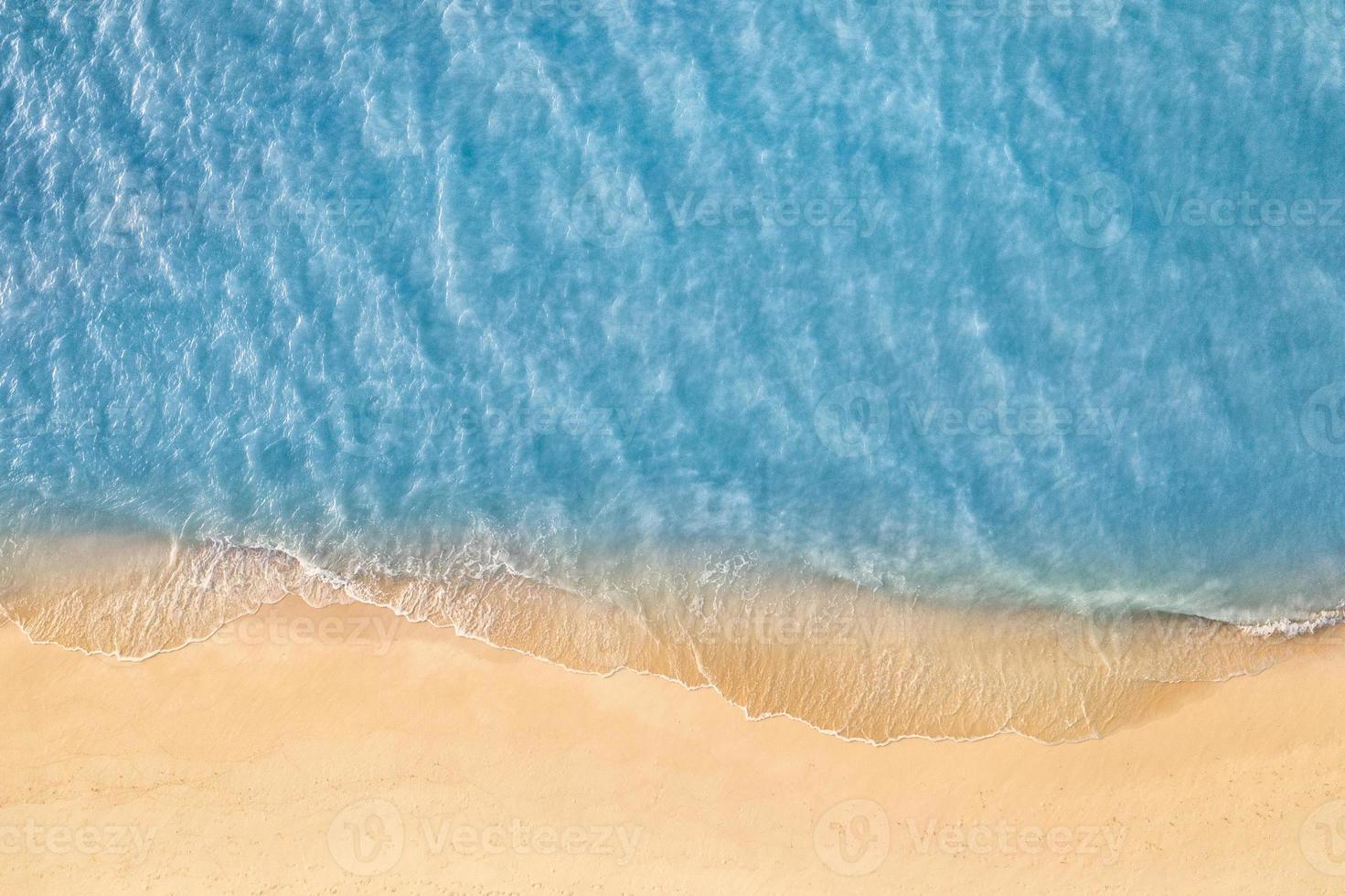 entspannende Luftstrandszene, Sommerferienferien-Vorlagenfahne. Wellen surfen mit erstaunlicher blauer Ozeanlagune, Meeresküste, Küste. perfekte luftdrohne draufsicht. friedlicher heller Strand, Meer foto