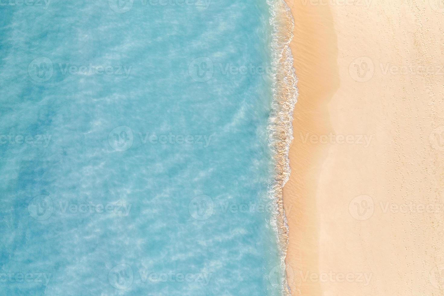 entspannende Luftstrandszene, Sommerferienferien-Vorlagenfahne. Wellen surfen mit erstaunlicher blauer Ozeanlagune, Meeresküste, Küste. perfekte luftdrohne draufsicht. friedlicher heller Strand, Meer foto