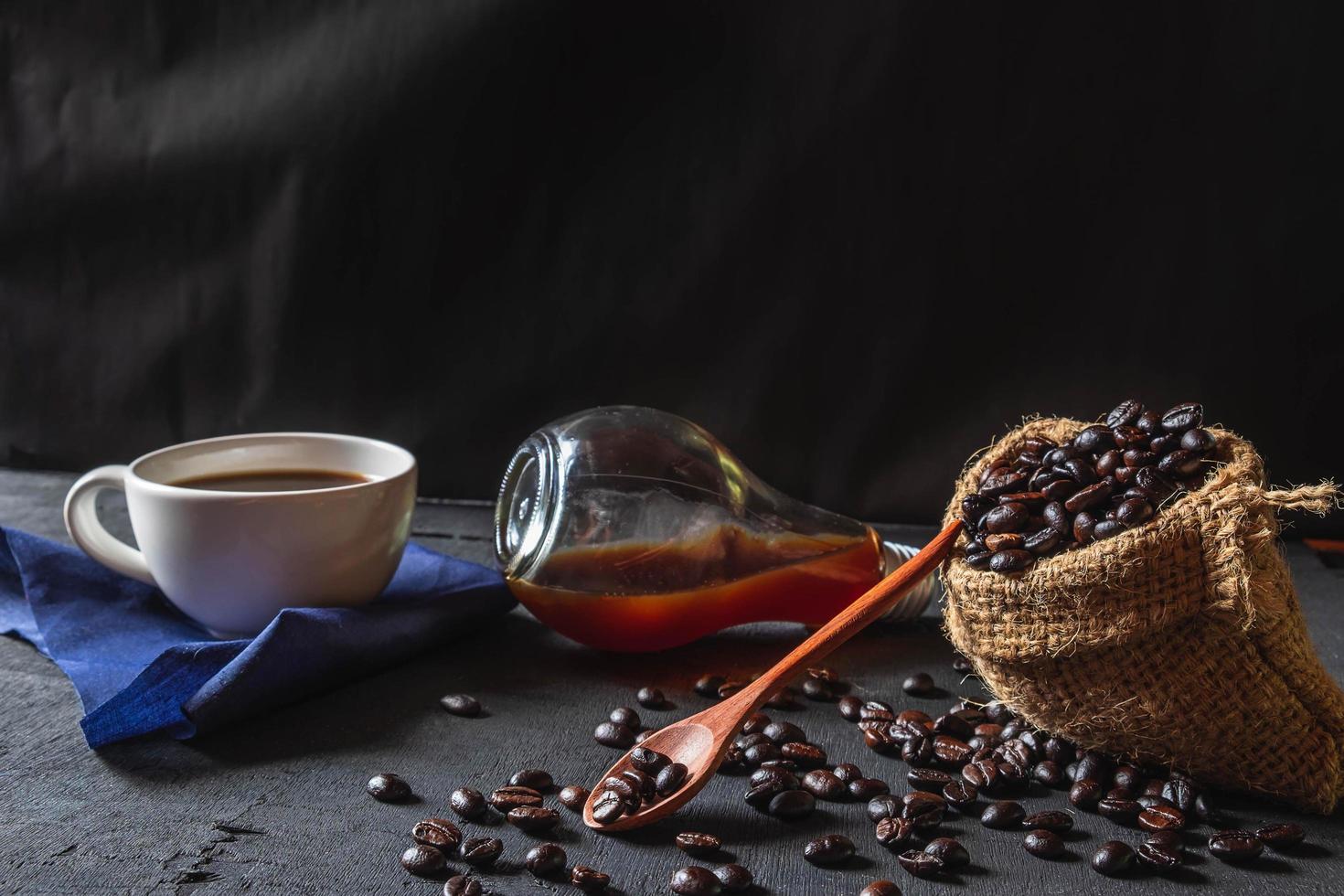 heißer Kaffee und rohe Kaffeebohnen foto