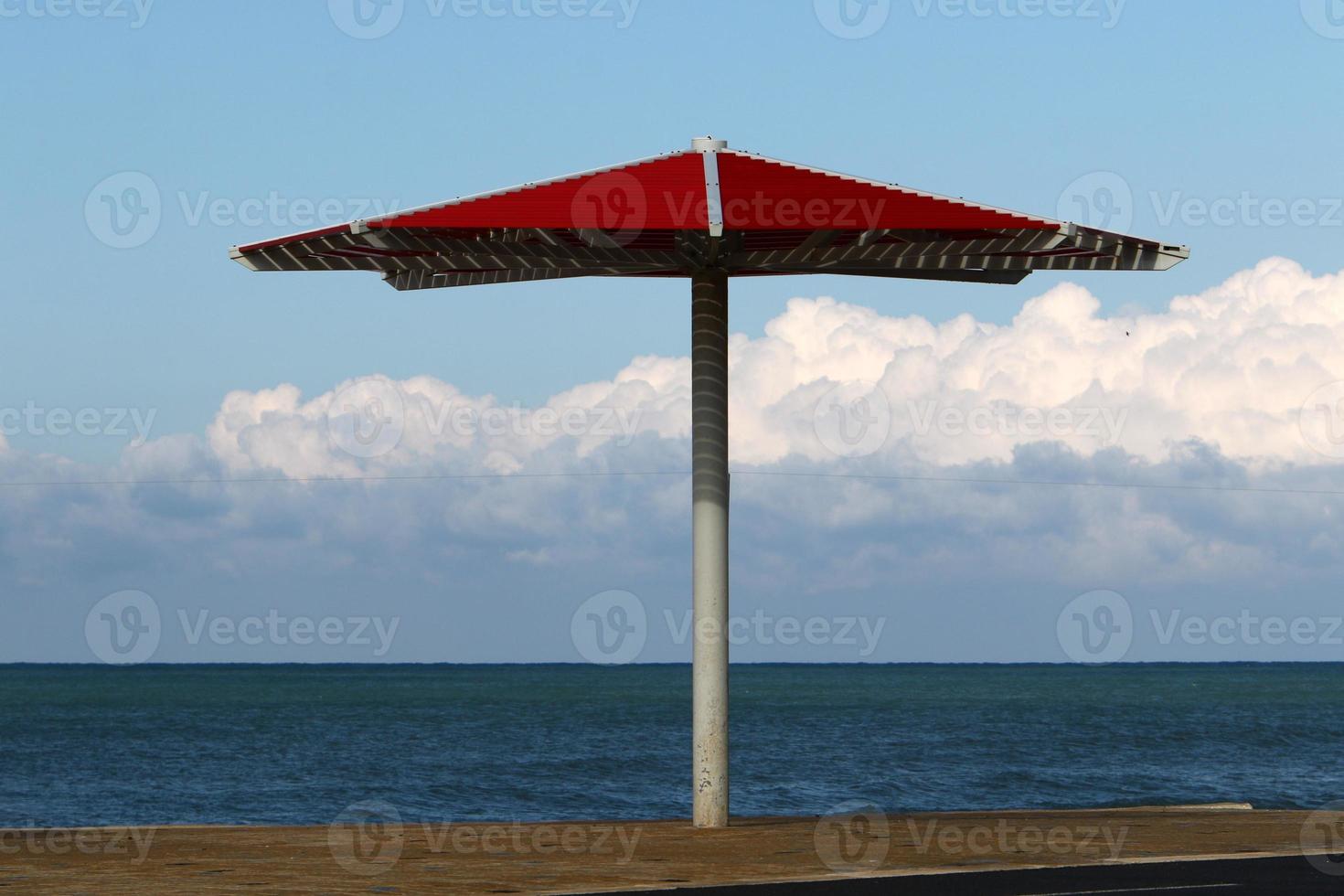 Regenschirm im Stadtpark in der Nähe des Meeres. foto