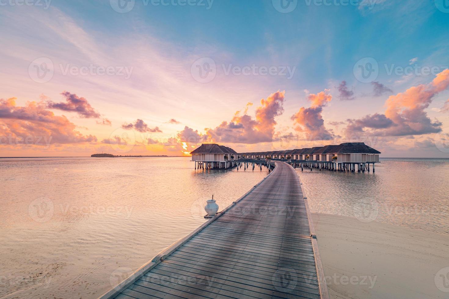 Erstaunliches tropisches Sonnenuntergangspanorama auf den Malediven-Inseln. luxus-resort-villen seelandschaft mit sanften led-leuchten bunter traumhimmel. fantastisches sommerferienkonzept, urlaubslandschaft sonnenaufgang meereshorizont foto