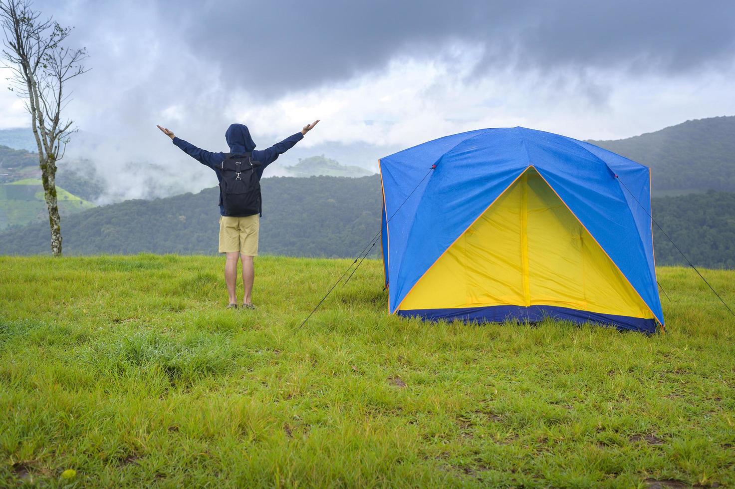 reisender Mann mit einem Zelt foto