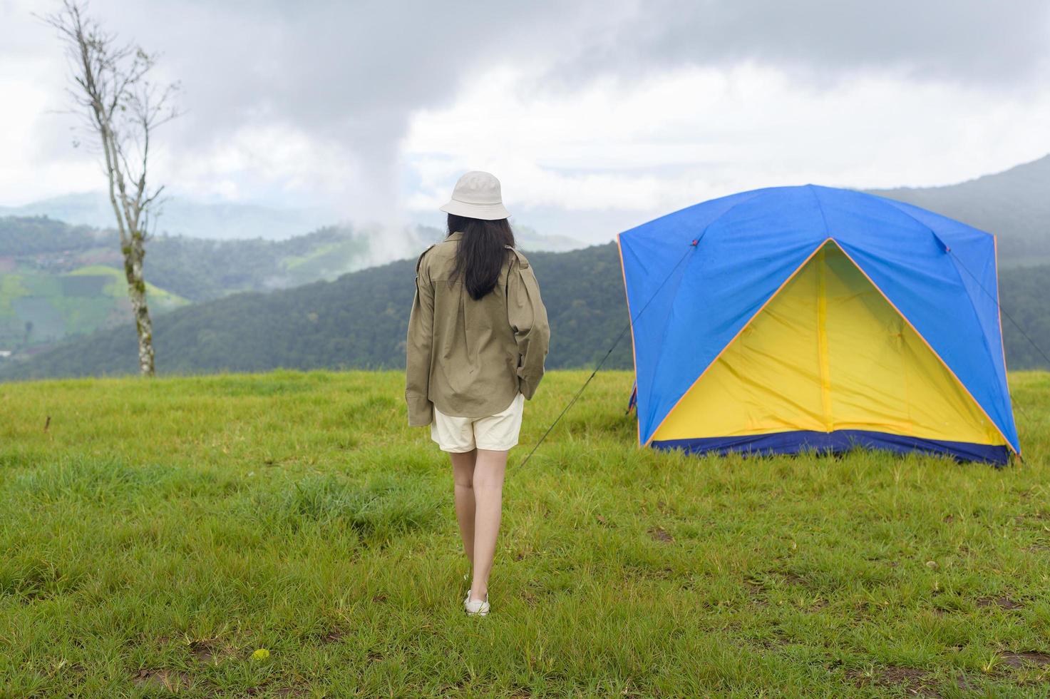 Reisender mit einem blau-gelben Zelt foto