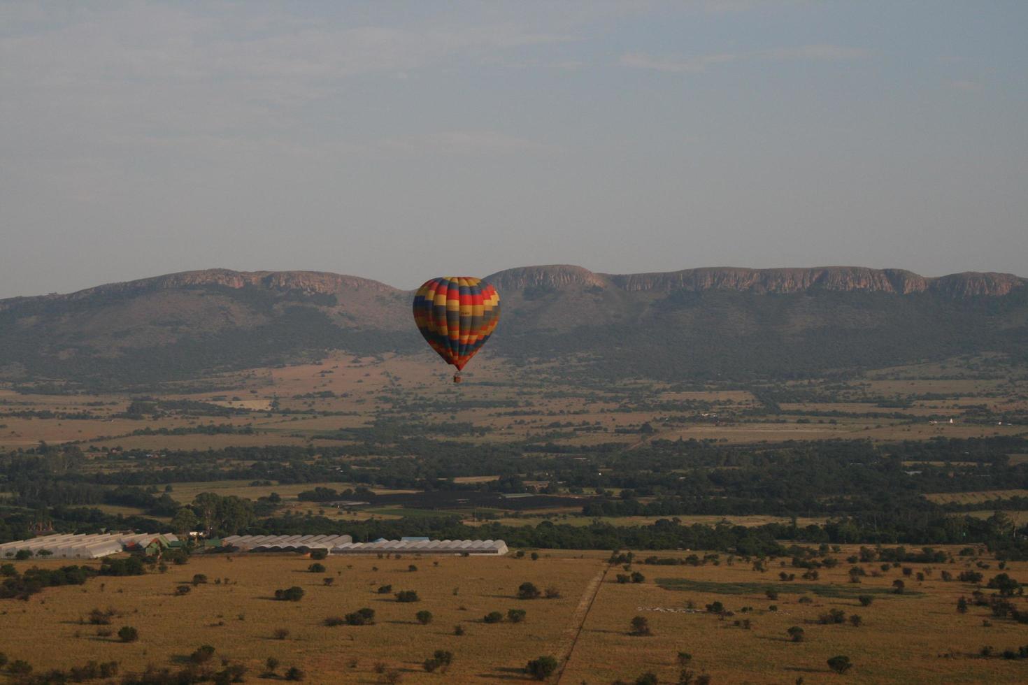 bunter Heißluftballon in den Bergen foto