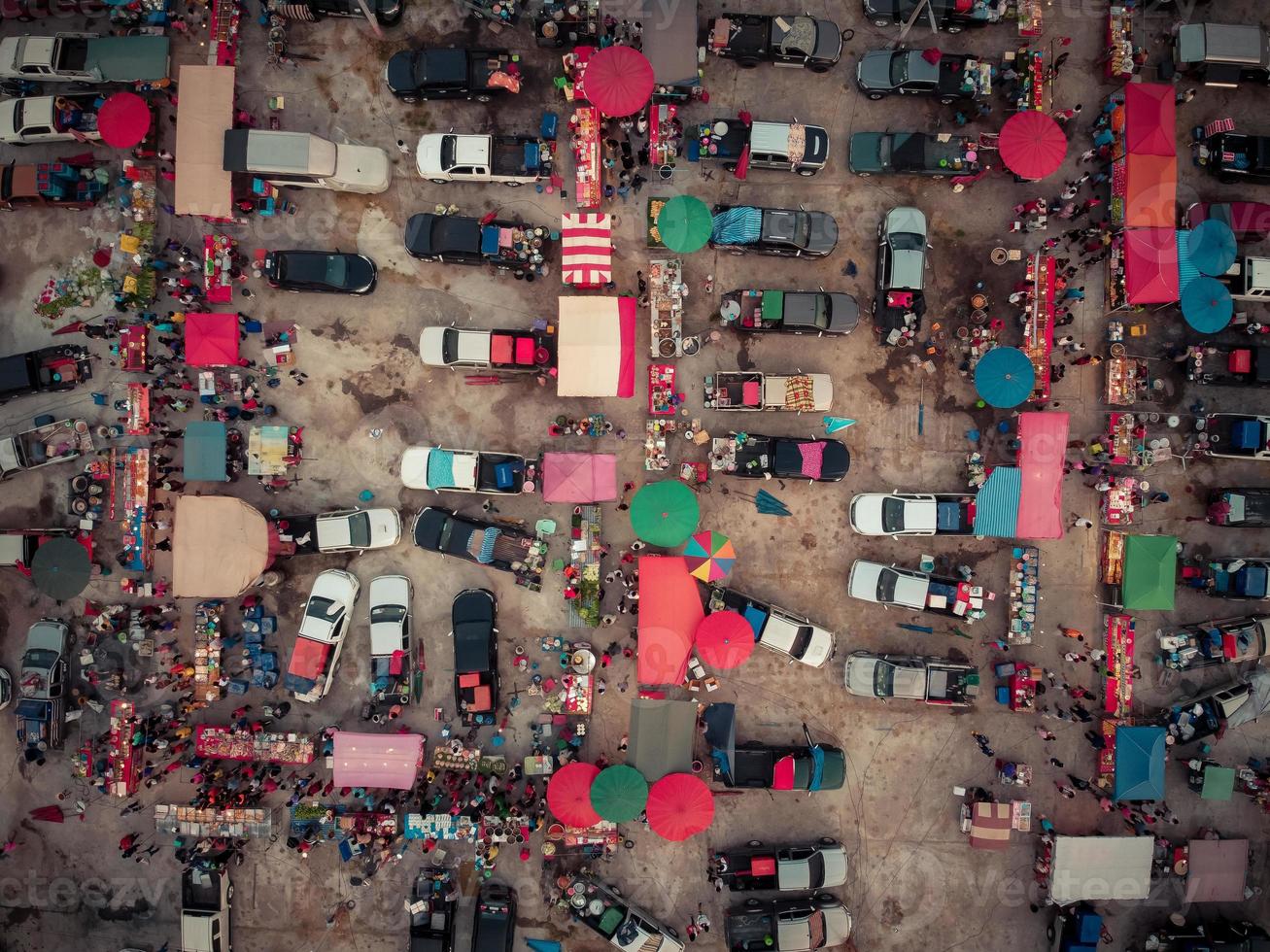 Luftbild, Flohmarkt, es gibt Leute, viele Autos und Geschäfte foto